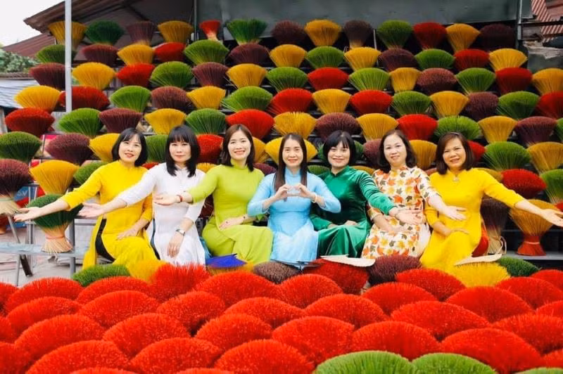 Phụ nữ Thủ đô Hà Nội duyên dáng trong tà áo dài.