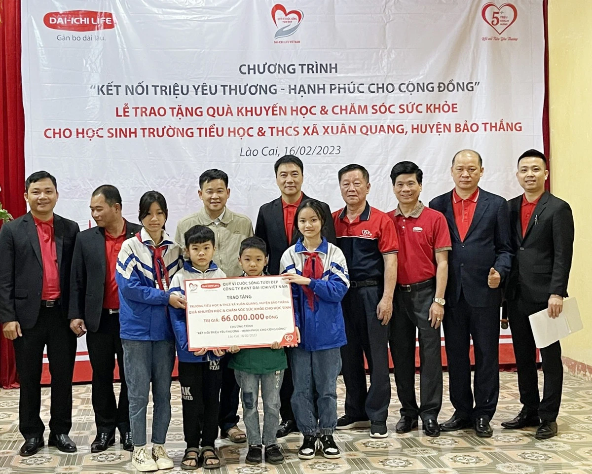 Dai-ichi Life Việt Nam tặng quà học sinh Lào Cai ảnh 1