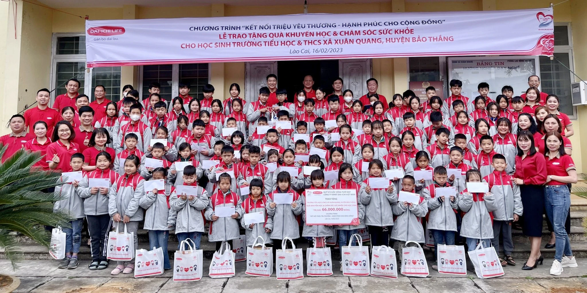 Dai-ichi Life Việt Nam tặng quà học sinh Lào Cai ảnh 2