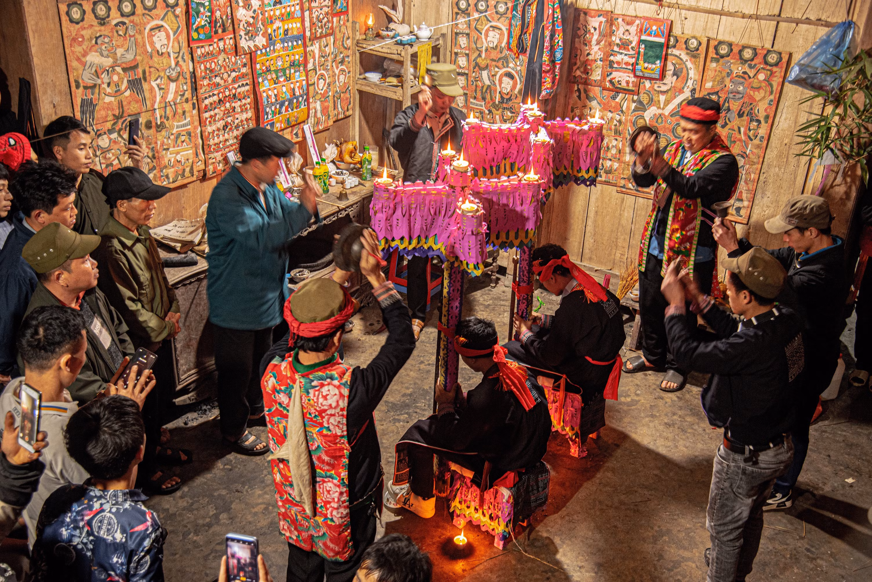 Thực hành nghi thức lên đèn cho buổi lễ. Cắt âm dương để thăng đèn cấp sắc. Trao binh trao quyền cho đệ tử. Thỉnh thiên địa các thần thánh về chứng giám cho lễ cấp sắc. Màn dâng sớ lên thiên hoàng và thái thực. Thầy làm lễ cấp sắc tiến hành thủ tục gọi Ngọc Hoàng. Kết thúc lễ cấp sắc, thầy làm lễ truyền pháp thuật cho các đệ tử được thụ lễ cấp sắc.