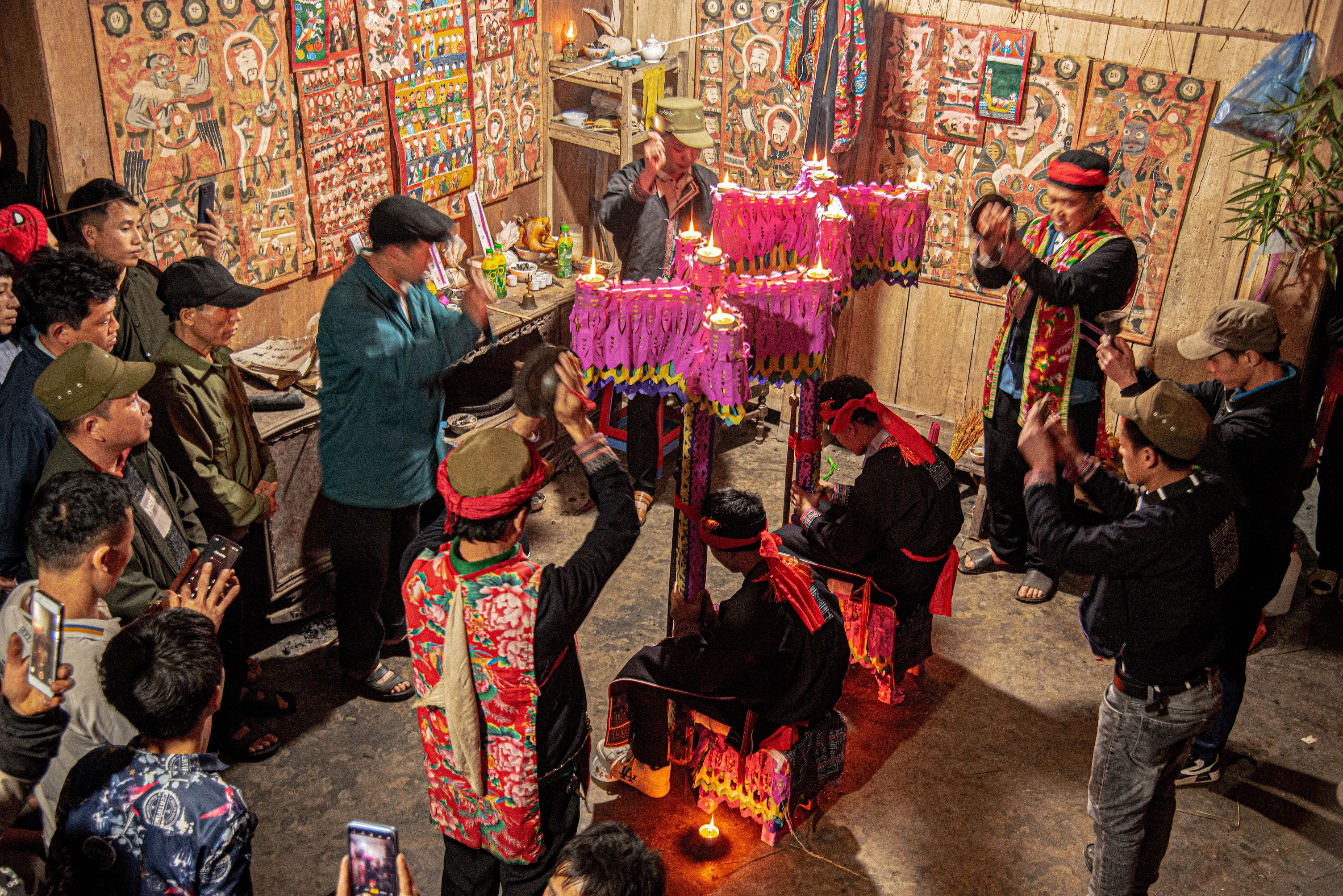 Thực hành nghi thức lên đèn cho buổi lễ. Cắt âm dương để thăng đèn cấp sắc. Trao binh trao quyền cho đệ tử. Thỉnh thiên địa các thần thánh về chứng giám cho lễ cấp sắc. Màn dâng sớ lên thiên hoàng và thái thực. Thầy làm lễ cấp sắc tiến hành thủ tục gọi Ngọc Hoàng. Kết thúc lễ cấp sắc, thầy làm lễ truyền pháp thuật cho các đệ tử được thụ lễ cấp sắc.