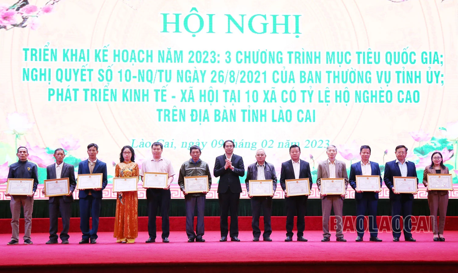 Trao tặng Bằng khen của Chủ tịch UBND tỉnh cho các tập thể và cá nhân có thành tích xuất sắc trong thực hiện công tác giảm nghèo bền vững năm 2022.