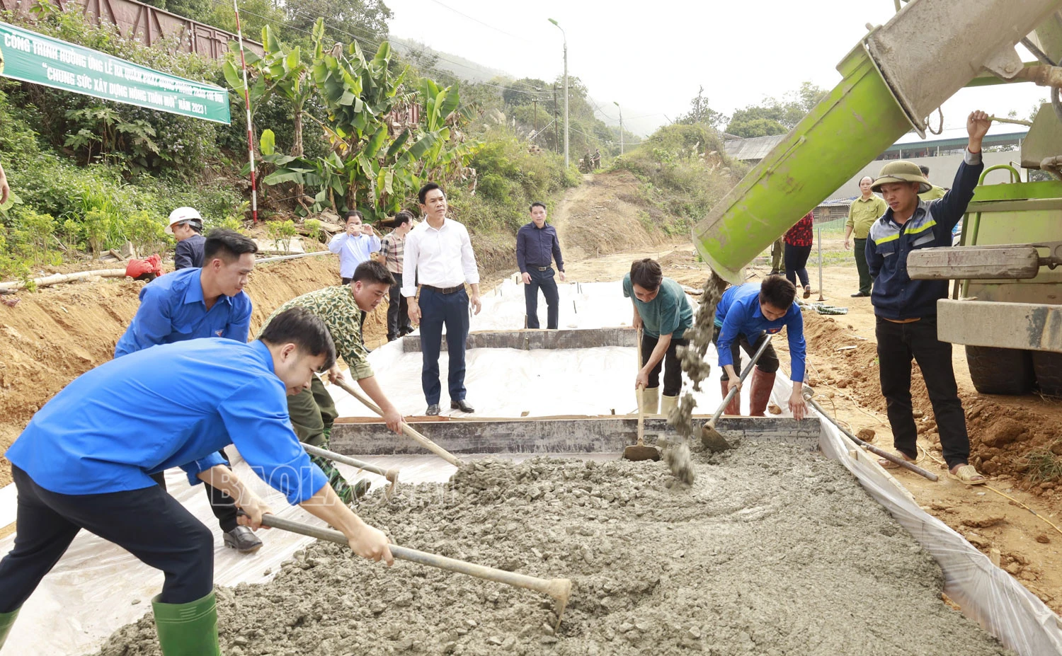 Phong trào thi đua xây dựng nông thôn mới được đông đảo người dân hưởng ứng.