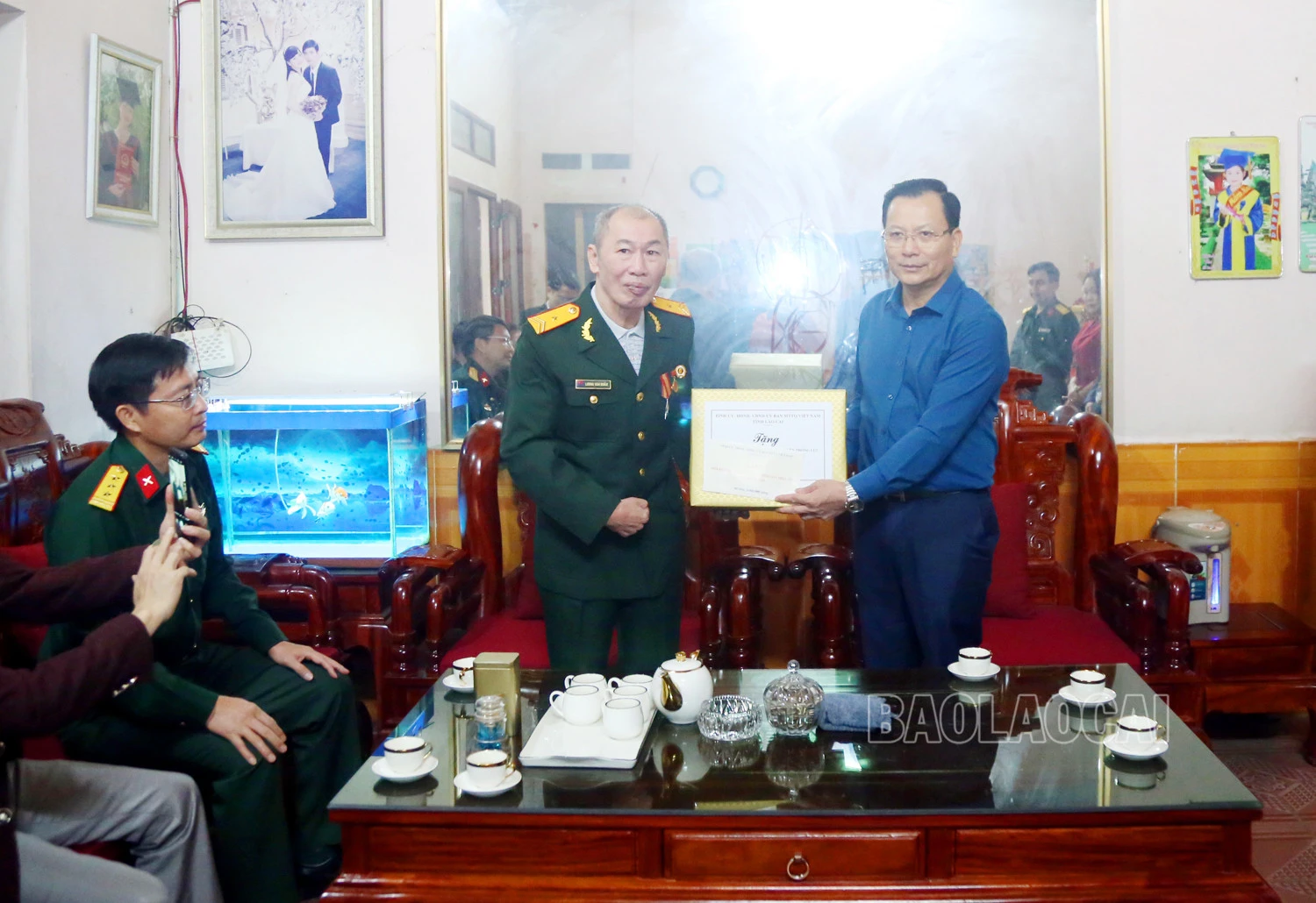 Các đồng chí lãnh đạo tỉnh thăm, tặng quà gia đình quân nhân, cựu quân nhân và người có công tại một số địa phương ảnh 4