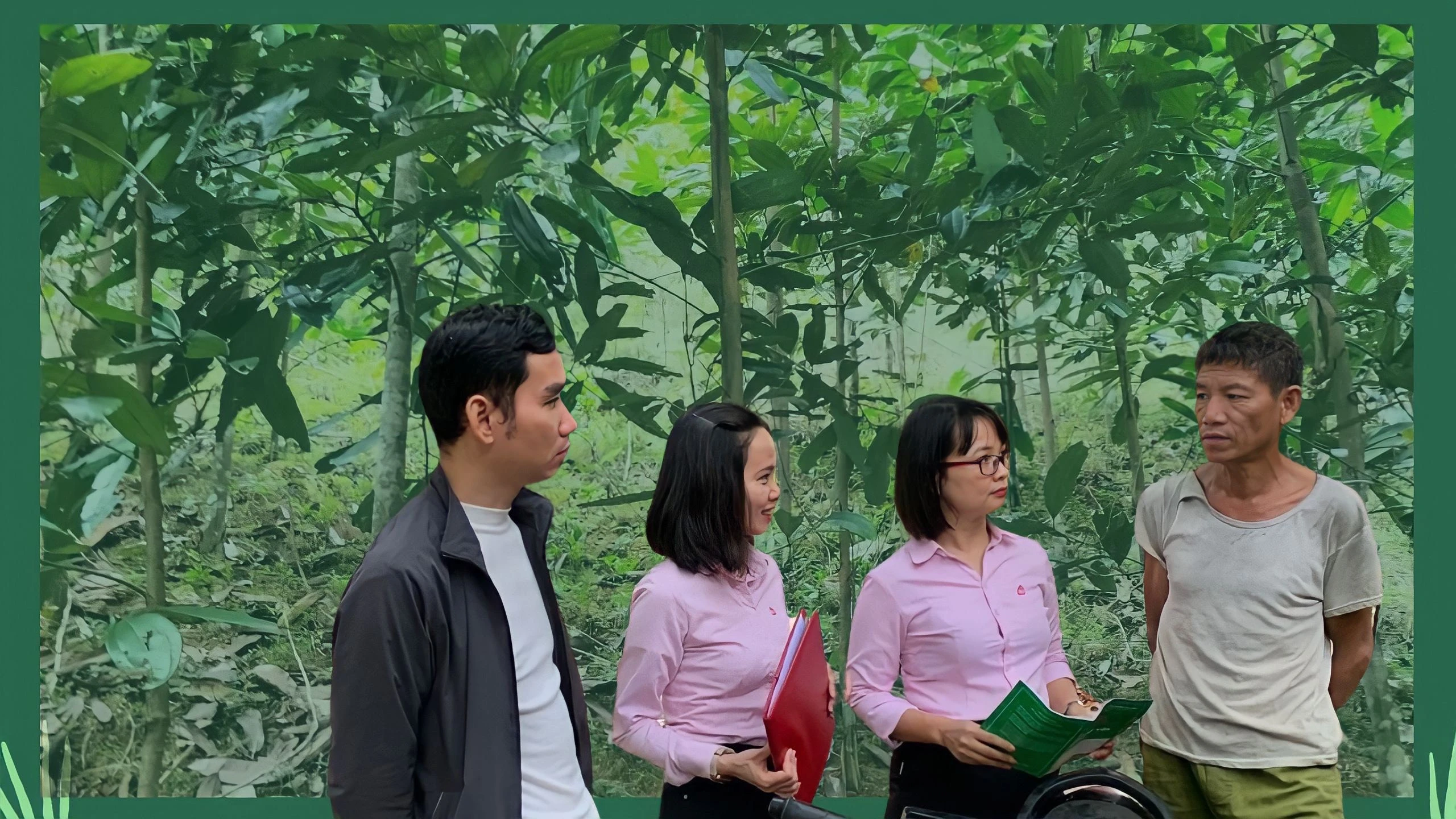 Cán bộ Ngân hàng Chính sách xã hội huyện Bảo Yên trò chuyện với ông Hoàng Văn Sa (thôn Làng Nủ, xã Phúc Khánh, huyện Bảo Yên).