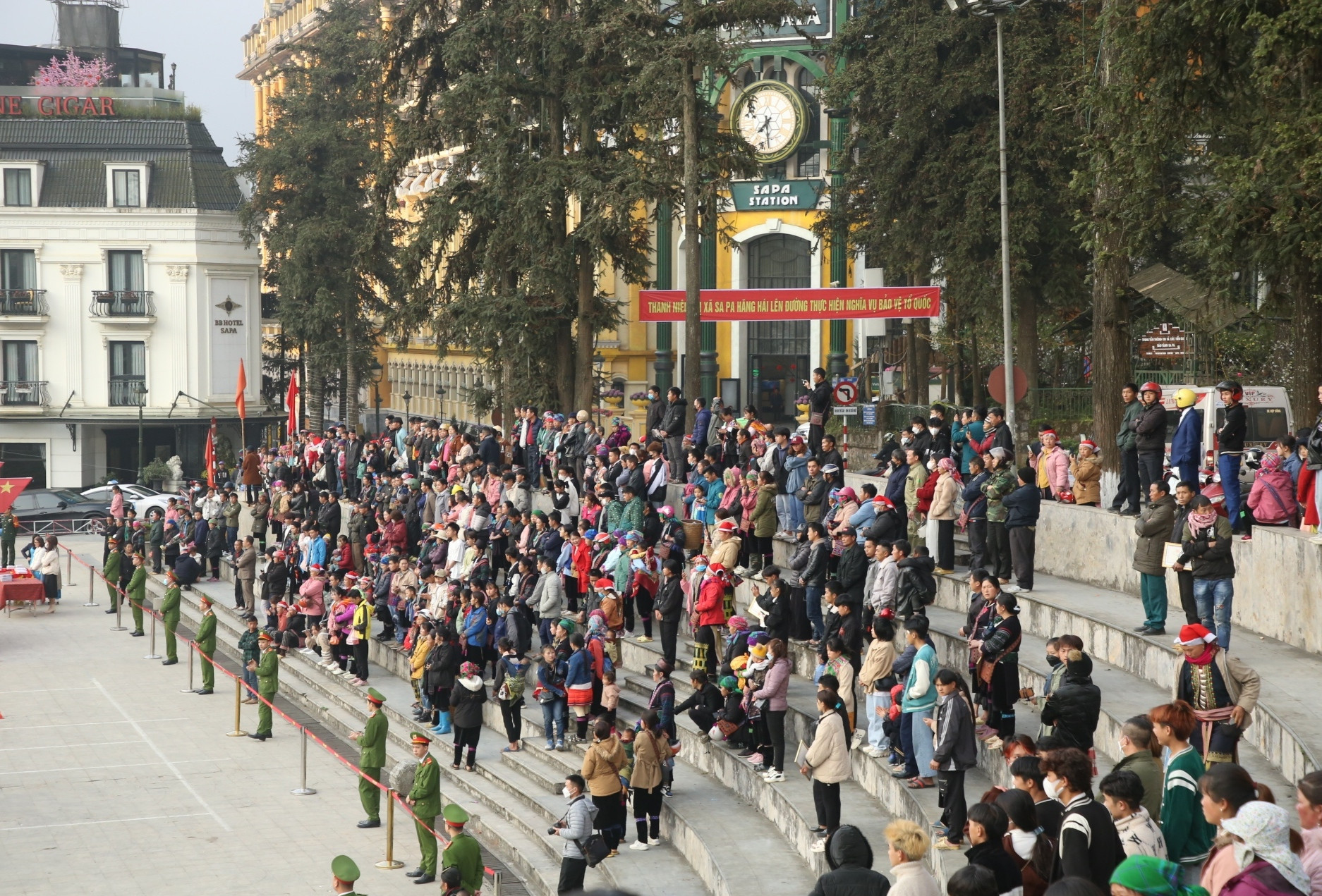 Rất đông bà con và du khách tham gia lễ tiễn tân binh lên đường nhập ngũ.