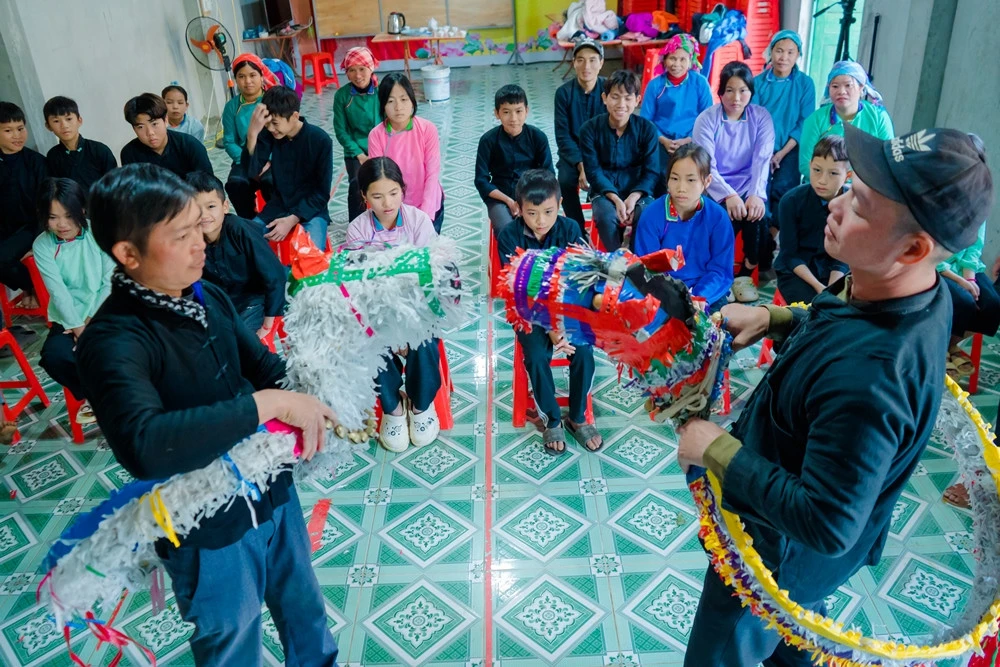 Thực hành các động tác kỹ thuật múa ngựa giấy truyền thống.