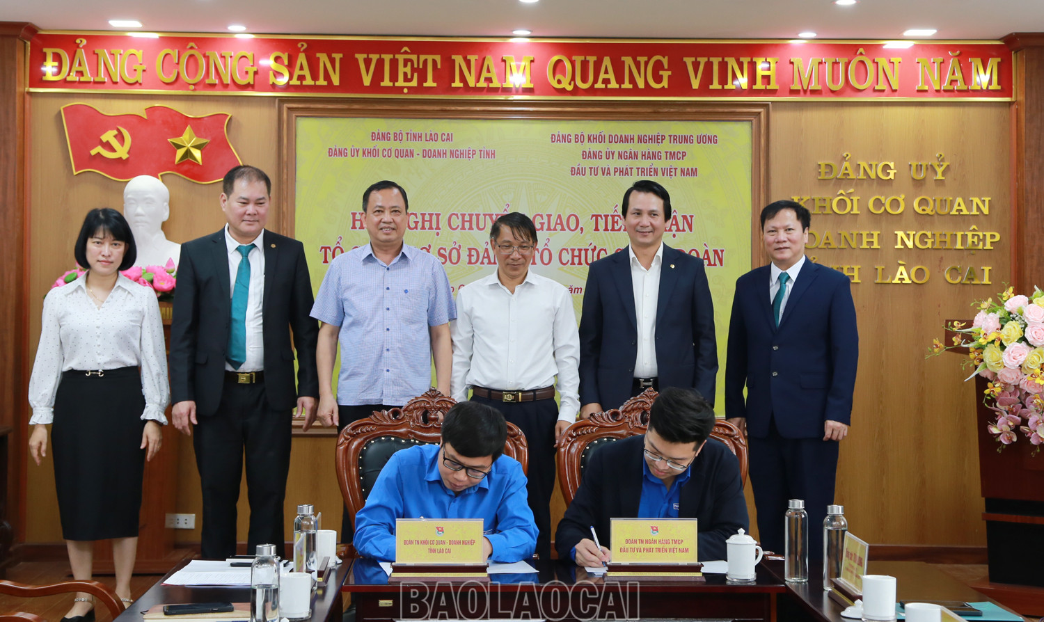 Ký bàn giao, tiếp nhận tổ chức cơ sở đoàn giữa Đoàn Khối Cơ quan – Doanh nghiệp tỉnh và Đoàn Thanh niên Ngân hàng Thương mại Cổ phần Đầu tư và phát triển Việt Nam. Tặng hoa chúc mừng việc chuyển giao, tiếp nhận tổ chức cơ sở đoàn.