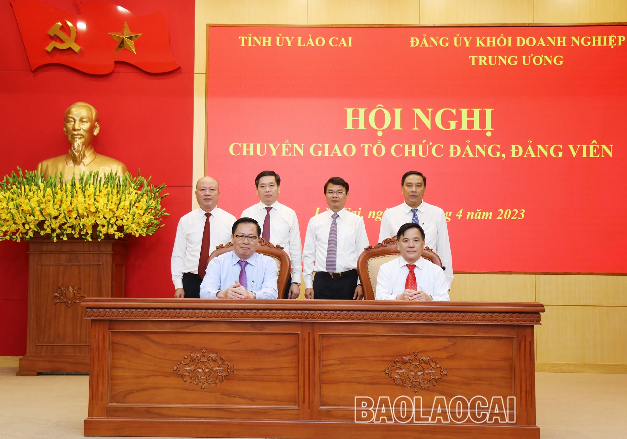 Đại diện Ban Tổ chức Tỉnh ủy công bố các quyết định chuyển giao. Ký biên bản bàn giao Đảng bộ Công ty TNHH Một thành viên Apatit Việt Nam về Đảng bộ Tập đoàn Hóa chất Việt Nam.