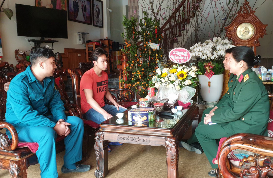 Thanh niên Phạm Quang Huy (thứ 2 bên trái ảnh) ở tổ 3, phường Bắc Cường, thành phố Lào Cai tình nguyện nhập ngũ. Gia đình quan tâm động viên Nguyễn Văn Tùng nỗ lực vượt mọi khó khăn để hoàn thành nhiệm vụ được giao. Thanh niên Phạm Quang Huy (thứ 2 bên trái ảnh) ở tổ 3, phường Bắc Cường, thành phố Lào Cai tình nguyện nhập ngũ. Gia đình quan tâm động viên Nguyễn Văn Tùng nỗ lực vượt mọi khó khăn để hoàn thành nhiệm vụ được giao.