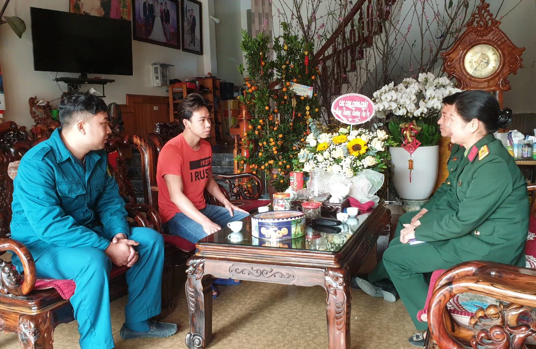 Thanh niên Phạm Quang Huy (thứ 2 bên trái ảnh) ở tổ 3, phường Bắc Cường, thành phố Lào Cai tình nguyện nhập ngũ. Gia đình quan tâm động viên Nguyễn Văn Tùng nỗ lực vượt mọi khó khăn để hoàn thành nhiệm vụ được giao.