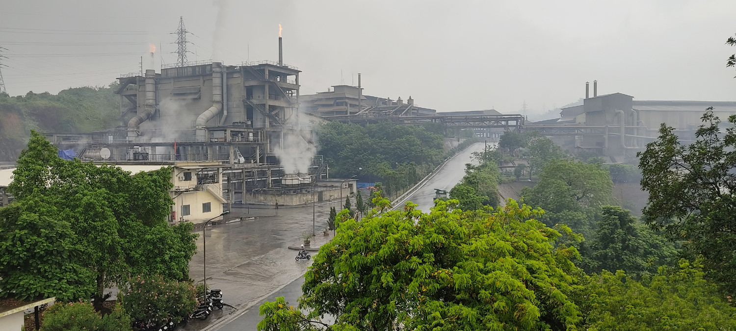 Hai nhà máy của Chi nhánh Luyện đồng Lào Cai duy trì sản xuất ổn định trong những ngày tết. Không khí làm việc tại tất cả các phân xưởng của nhà máy vẫn rất sôi động. Nhiều người lao động trong các nhà máy, đơn vị sản xuất công nghiệp trên địa bàn tỉnh vẫn làm việc xuyên tết. Các đơn vị sản xuất của Chi nhánh Mỏ Tuyển đồng Sin Quyền hoạt động bình thường trong ngày tết. Nhiều đơn vị của Công ty TNHH Một thành viên Apatit Việt Nam vẫn duy trì sản xuất trong dịp tết. Các nhà máy sản xuất phốt pho, axit sunfutic... thuộc Công ty TNHH Một thành viên hóa chất Đức Giang Lào Cai duy trì sản xuất trong ngày tết. Công nhân miệt mài với công việc của mình để đảm bảo các đơn hàng và kế hoạch sản xuất của đơn vị. Trung tâm Điều khiển xa (Công ty Điện lực Lào Cai) bố trí cán bộ trực để bảo đảm vận hành lưới điện ổn định, an toàn trong những ngày tết. Các nhà máy sản xuất thủy điện trên địa bàn vẫn duy trì đủ quân số trực sản xuất để dòng điện toả đi muôn nơi.