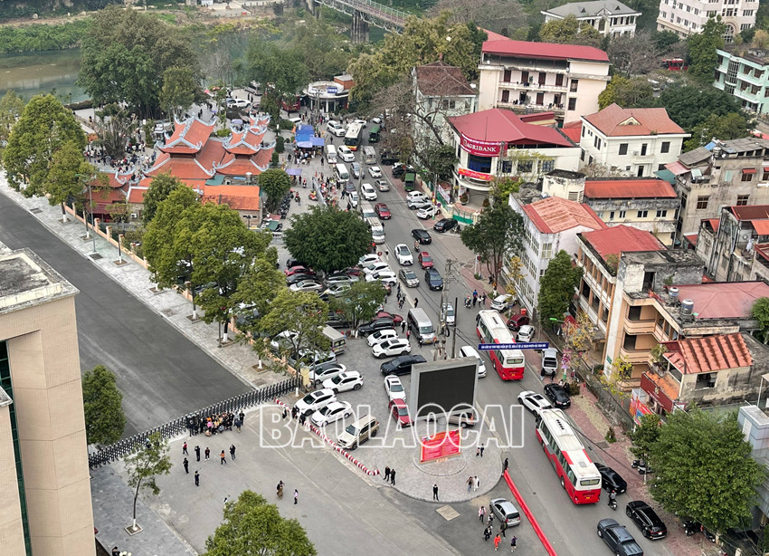 Người dân và du khách nô nức du xuân thành phố Lào Cai ảnh 2 Người dân và du khách nô nức du xuân thành phố Lào Cai ảnh 2