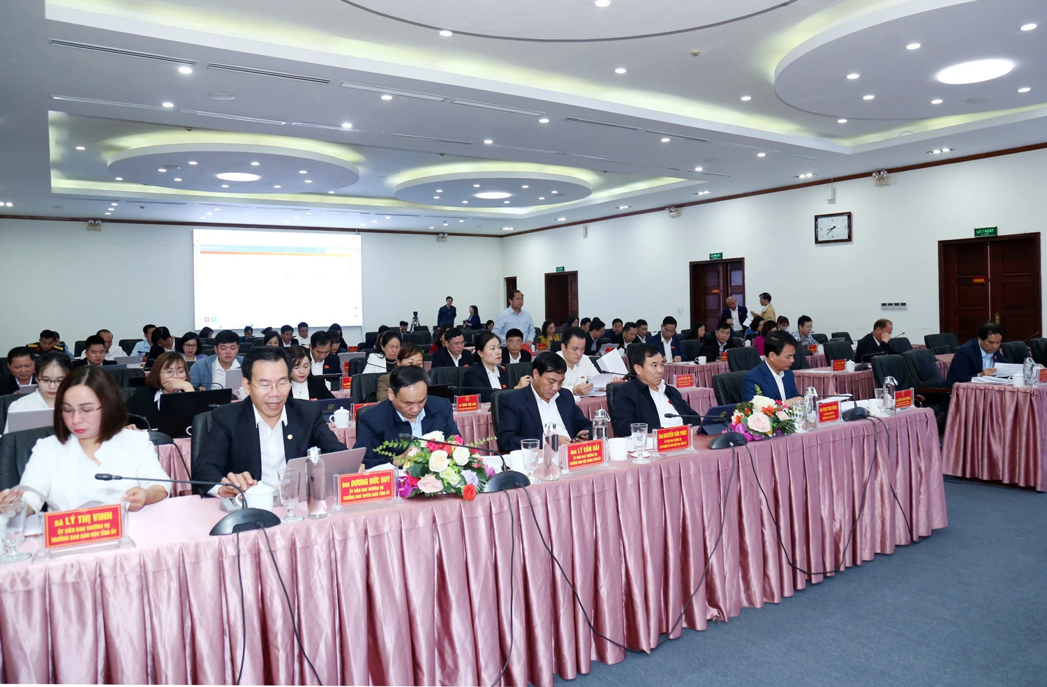 Các đại biểu dự Kỳ họp. Các đại biểu dự Kỳ họp.