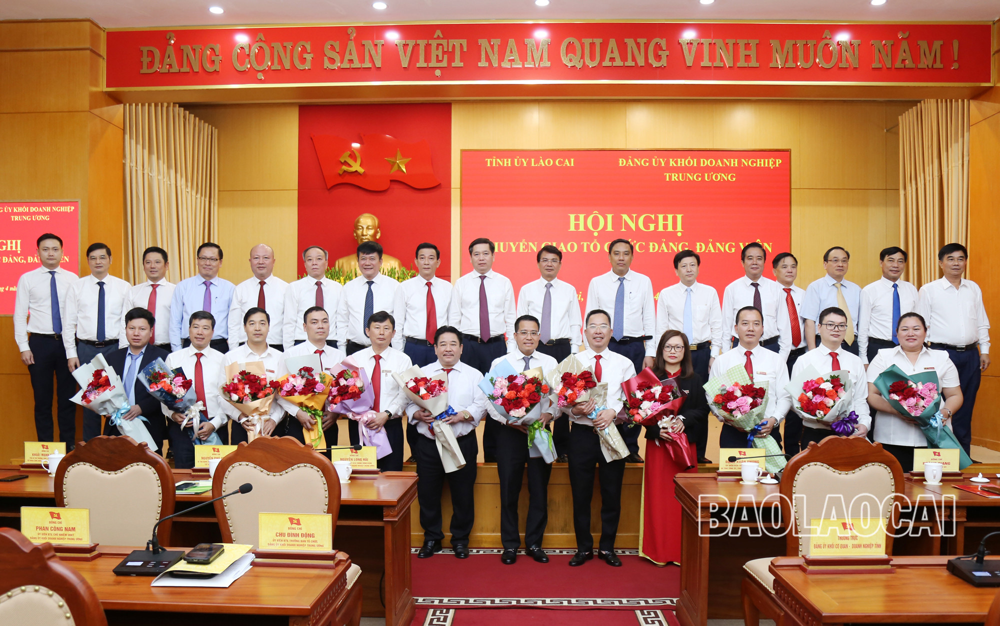 Đại biểu chụp ảnh lưu niệm tại hội nghị. Đại biểu chụp ảnh lưu niệm tại hội nghị.