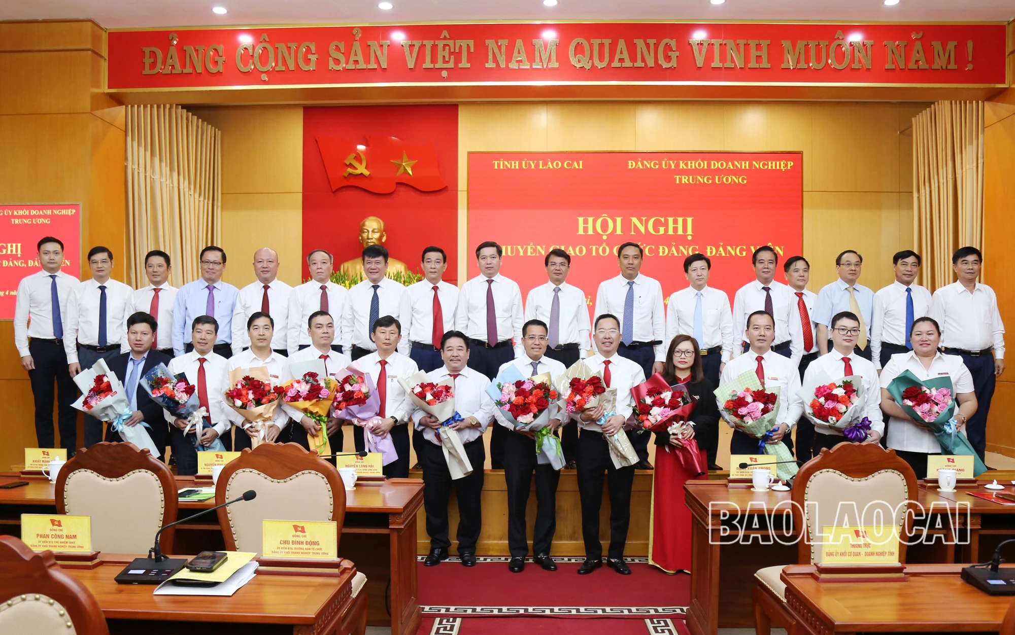 Đại biểu chụp ảnh lưu niệm tại hội nghị.