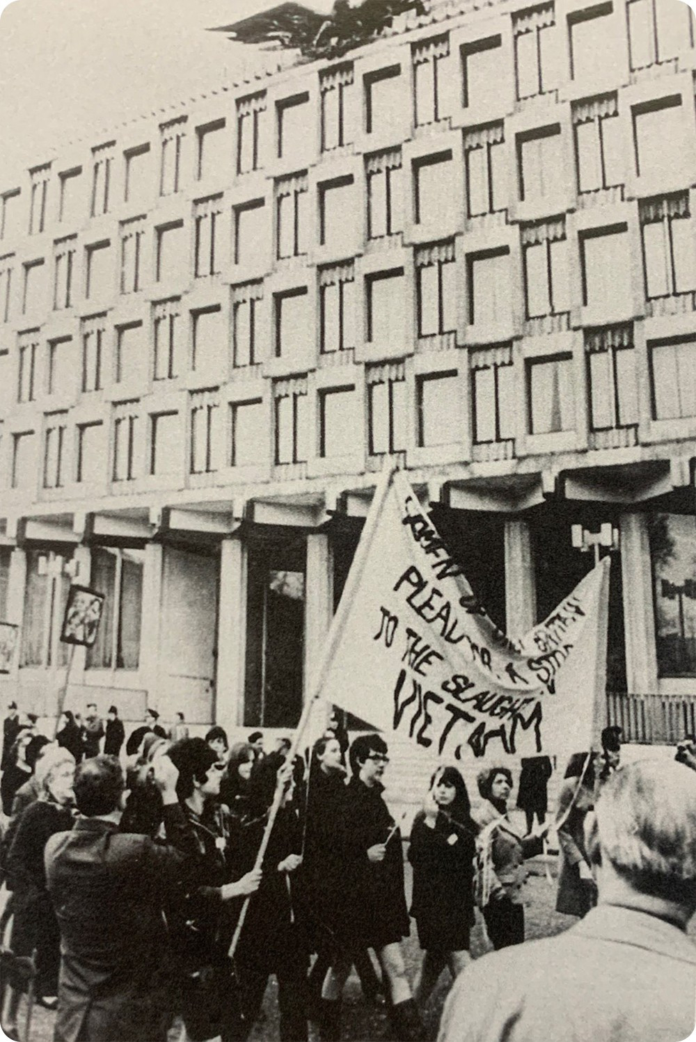 Xô-viết Tối cao Liên Xô ra tuyên bố lên án cuộc chiến tranh xâm lược của Mỹ ở Việt Nam, tiếp tục dành cho nhân dân Việt Nam sự giúp đỡ và ủng hộ cần thiết, tháng 12/1965. Tại Đại lễ đường (Bắc Kinh), các tầng lớp nhân dân Trung Quốc họp mít-tinh, chúc mừng việc ký kết Hiệp định về chấm dứt chiến tranh, lập lại hòa bình ở Việt Nam, năm 1973. Lãnh tụ Cuba Fidel Castro phất cao Lá cờ Bách chiến, Bách thắng lấp lánh Huân chương của đoàn Khe Sanh, Quân giải phóng Trị Thiên-Huế. Cách đây 50 năm, đồng chí Fidel Castro đã đến thăm Quảng Trị, trở thành vị nguyên thủ nước ngoài đầu tiên đến vùng giải phóng miền nam Việt Nam. (Ảnh: TTXVN) Nhân dân Lào họp trong hang núi ủng hộ Việt Nam đấu tranh giải phóng dân tộc. Các cựu chiến binh cùng nhân dân Mỹ xuống đường biểu tình chống chiến tranh của Mỹ ở Việt Nam. Nhân dân Anh biểu tình chống chiến tranh do Mỹ gây ra ở Việt Nam. Khoảng 50.000 người ở thủ đô Paris, Pháp, xuống đường biểu tình phản đối cuộc chiến tranh ở Mỹ tại Việt Nam, ngày 1/3/1969. Nhân dân thủ đô Stockhom (Thụy Điển) biểu tình ủng hộ Việt Nam chống đế quốc Mỹ, ngày 13/4/1969. Nhân dân Ấn Độ biểu tình phản đối Mỹ xâm lược Việt Nam. Nhân dân Australia phản đối cuộc chiến tranh của Mỹ tại Việt Nam. Xô-viết Tối cao Liên Xô ra tuyên bố lên án cuộc chiến tranh xâm lược của Mỹ ở Việt Nam, tiếp tục dành cho nhân dân Việt Nam sự giúp đỡ và ủng hộ cần thiết, tháng 12/1965. Tại Đại lễ đường (Bắc Kinh), các tầng lớp nhân dân Trung Quốc họp mít-tinh, chúc mừng việc ký kết Hiệp định về chấm dứt chiến tranh, lập lại hòa bình ở Việt Nam, năm 1973. Lãnh tụ Cuba Fidel Castro phất cao Lá cờ Bách chiến, Bách thắng lấp lánh Huân chương của đoàn Khe Sanh, Quân giải phóng Trị Thiên-Huế. Cách đây 50 năm, đồng chí Fidel Castro đã đến thăm Quảng Trị, trở thành vị nguyên thủ nước ngoài đầu tiên đến vùng giải phóng miền nam Việt Nam. (Ảnh: TTXVN) Nhân dân Lào họp trong hang núi ủng hộ Việt Nam đấu tranh giải phóng dân tộc. Các cựu chiến binh cùng nhân dân Mỹ xuống đường biểu tình chống chiến tranh của Mỹ ở Việt Nam. Nhân dân Anh biểu tình chống chiến tranh do Mỹ gây ra ở Việt Nam. Khoảng 50.000 người ở thủ đô Paris, Pháp, xuống đường biểu tình phản đối cuộc chiến tranh ở Mỹ tại Việt Nam, ngày 1/3/1969. Nhân dân thủ đô Stockhom (Thụy Điển) biểu tình ủng hộ Việt Nam chống đế quốc Mỹ, ngày 13/4/1969. Nhân dân Ấn Độ biểu tình phản đối Mỹ xâm lược Việt Nam. Nhân dân Australia phản đối cuộc chiến tranh của Mỹ tại Việt Nam.