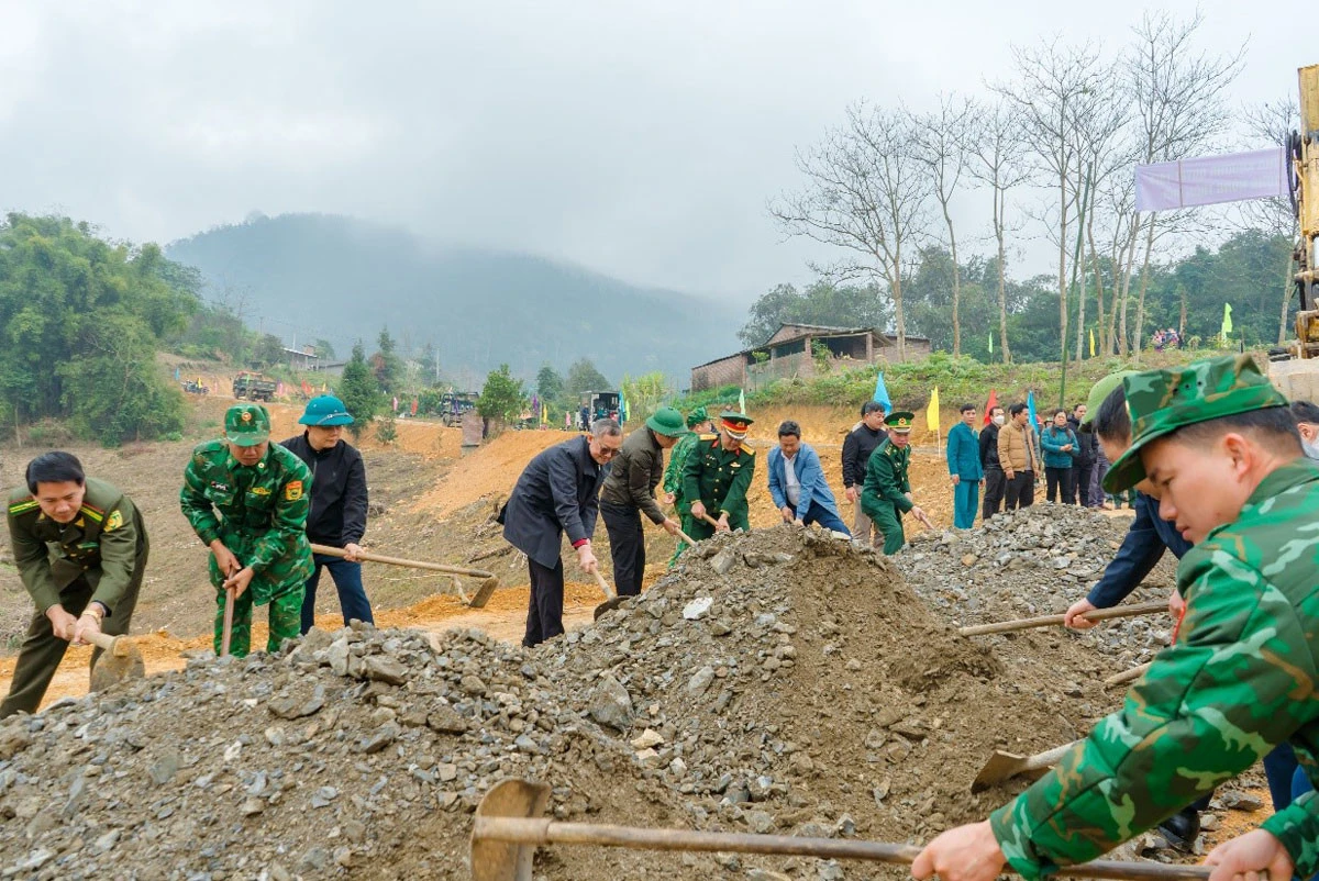 Rải cấp phối tuyến đường thôn Mào Phìn.