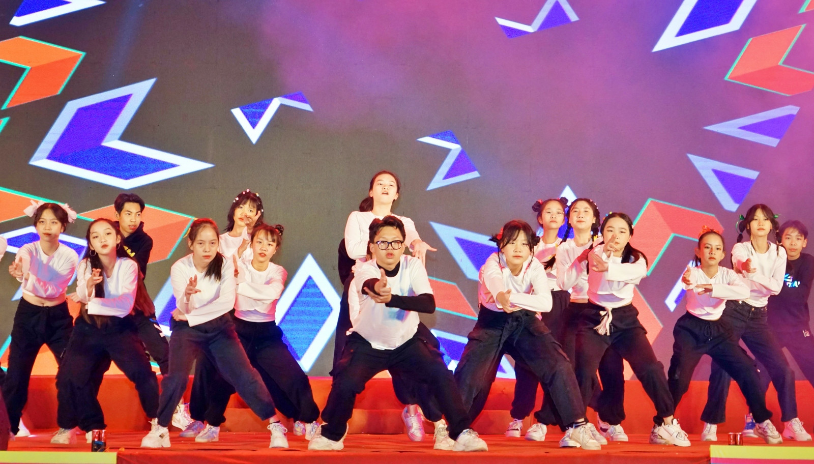 Thành phố Lào Cai tổ chức chương trình nghệ thuật Chào năm mới 2023 “Sắc Xuân thành phố biên cương” ảnh 8