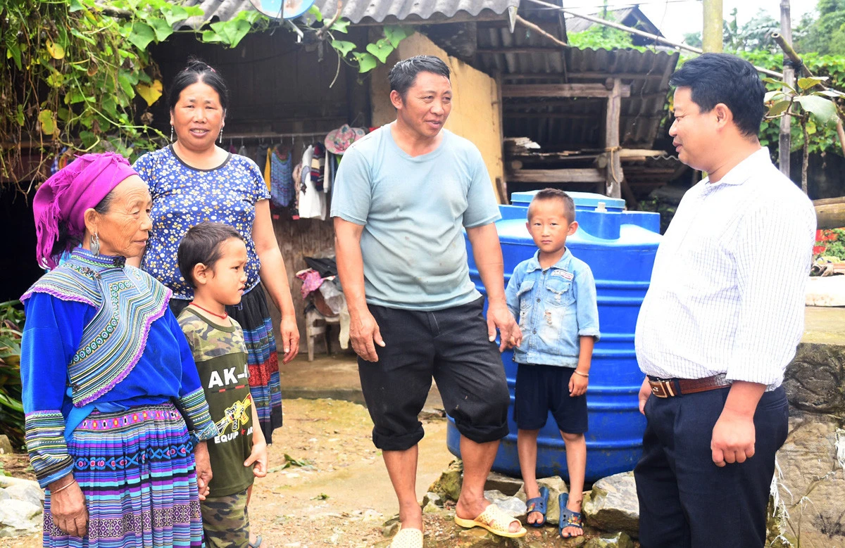 Cán bộ xã Lùng Thẩn (Si Ma Cai) vận động Nhân dân giữ gìn trật tự.