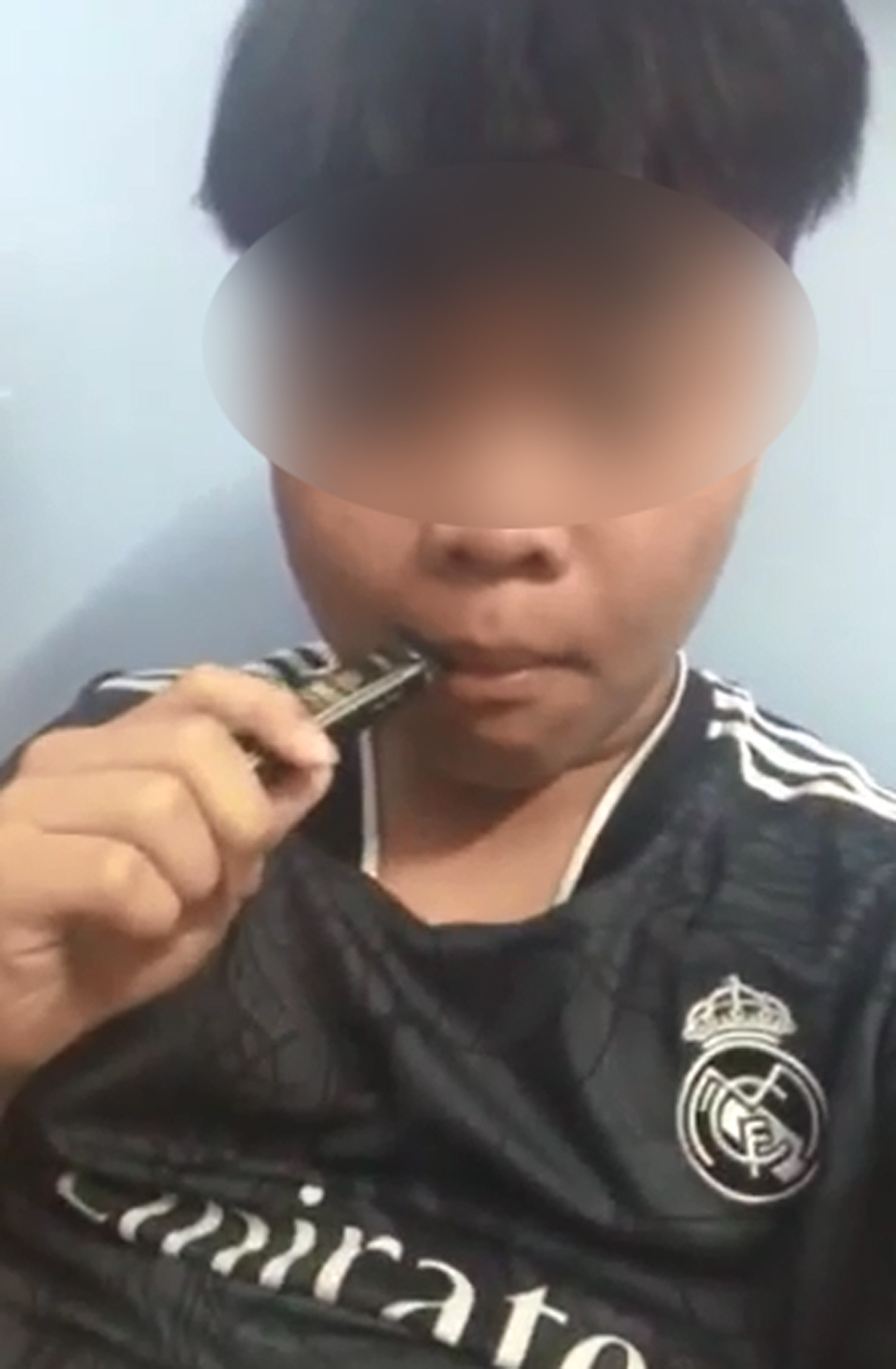 Học sinh hút thuốc lá điện tử và tự quay clip, chụp ảnh chia sẻ lên mạng xã hội.