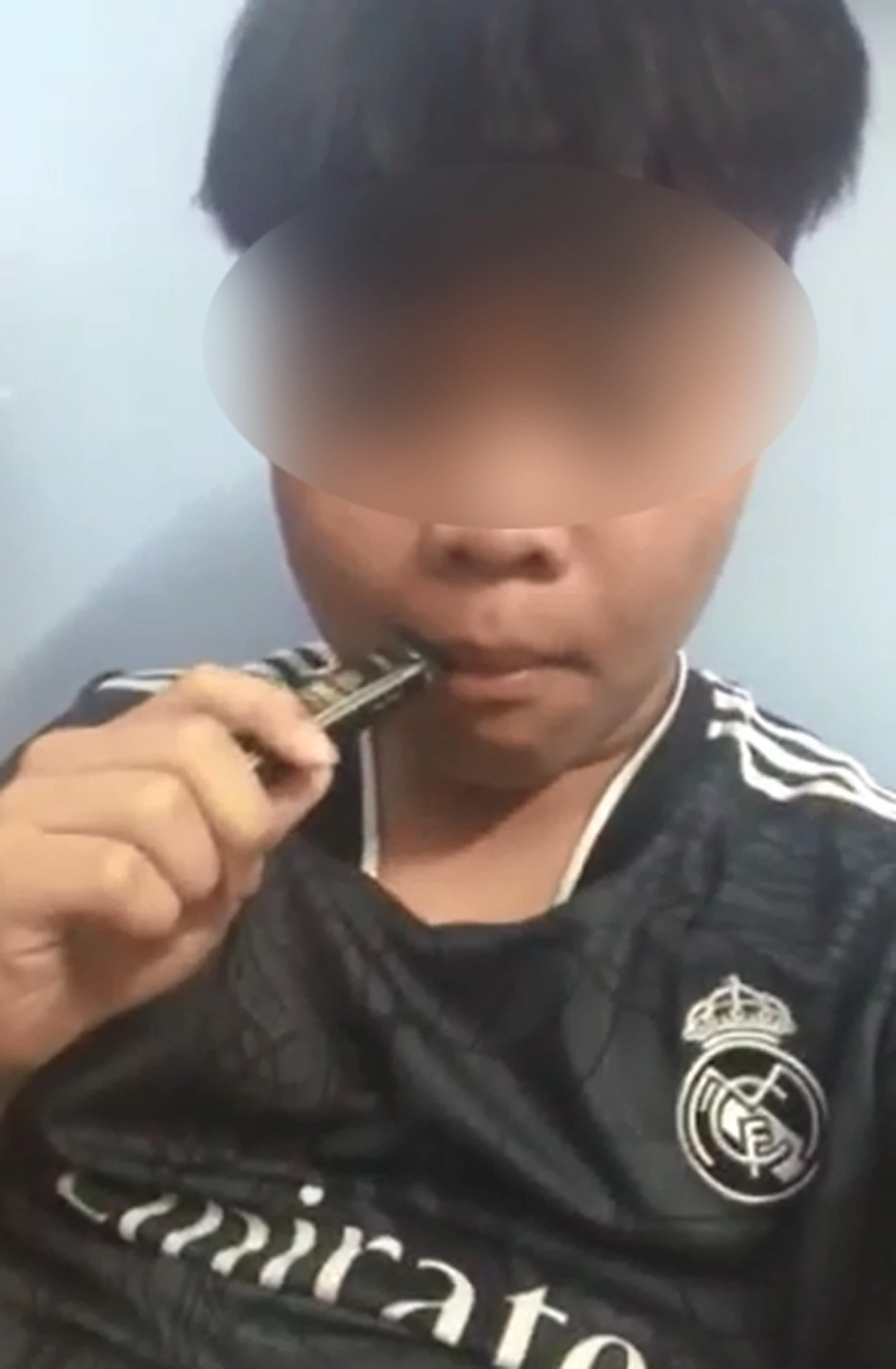 Học sinh hút thuốc lá điện tử và tự quay clip, chụp ảnh chia sẻ lên mạng xã hội.