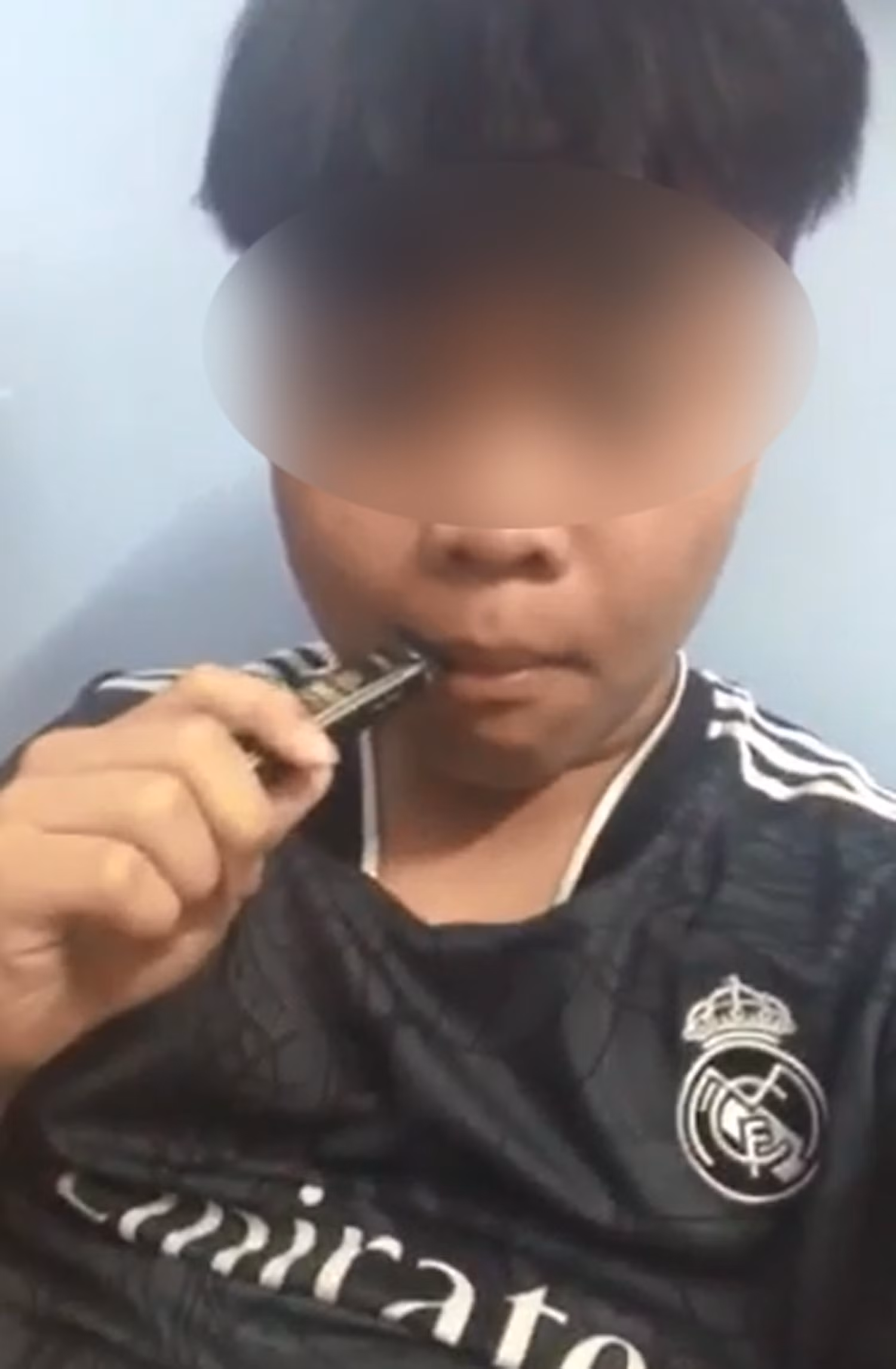 Học sinh hút thuốc lá điện tử và tự quay clip, chụp ảnh chia sẻ lên mạng xã hội. Học sinh hút thuốc lá điện tử và tự quay clip, chụp ảnh chia sẻ lên mạng xã hội.