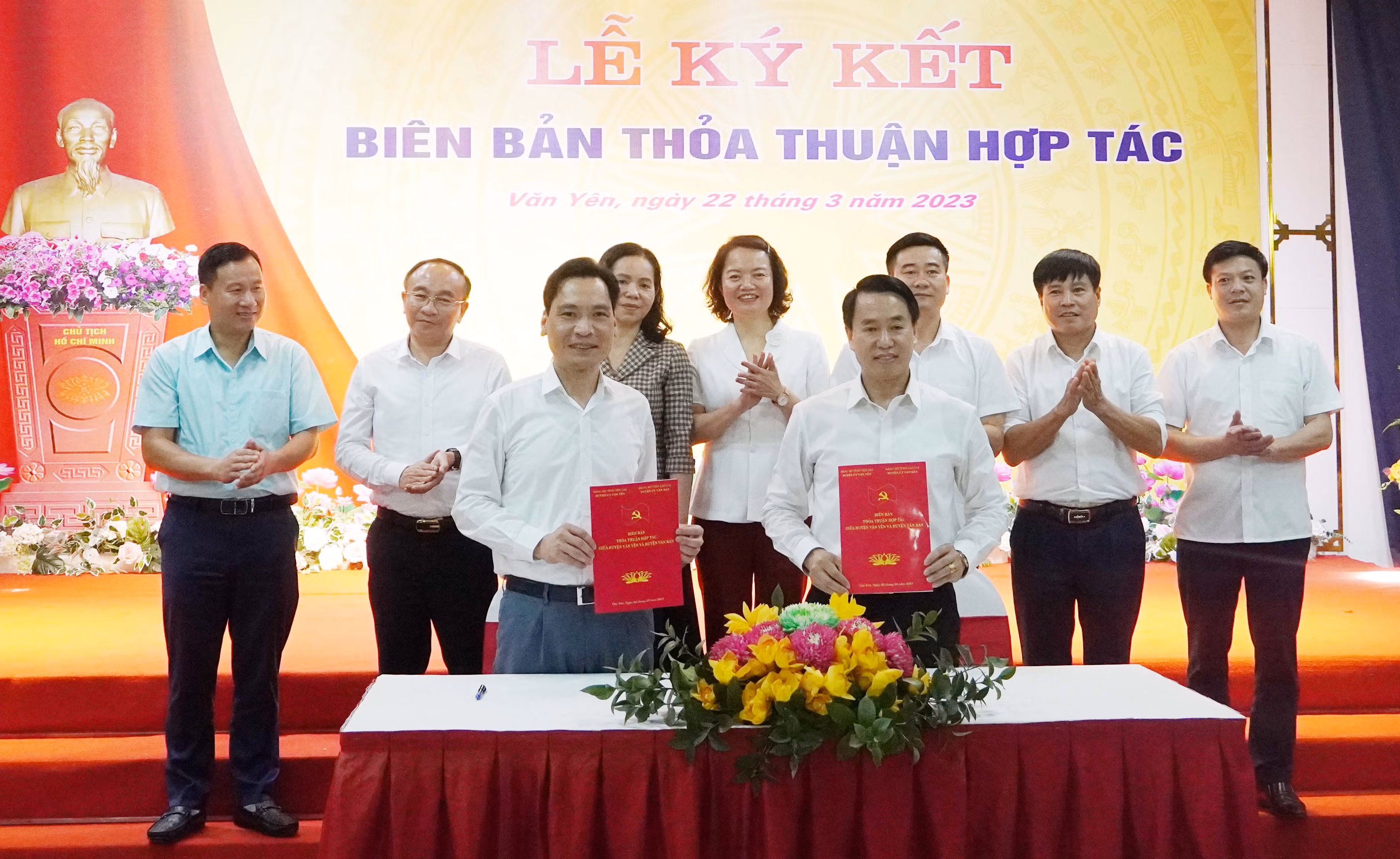 Huyện Văn Bàn và Văn Yên ký kết thỏa thuận hợp tác ảnh 1