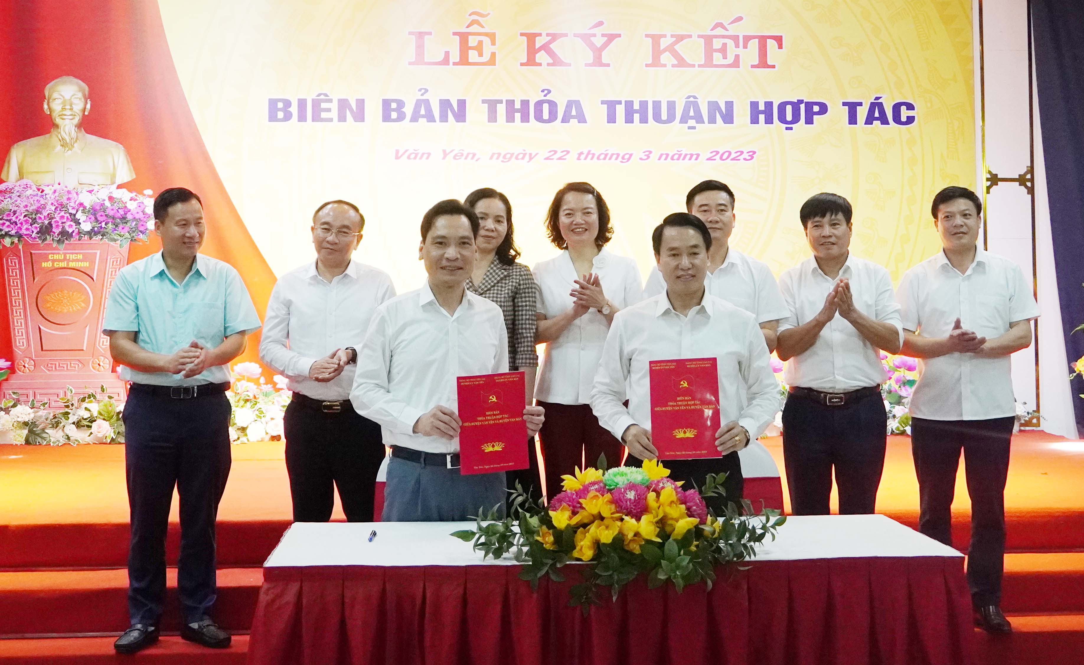Huyện Văn Bàn và Văn Yên ký kết thỏa thuận hợp tác ảnh 1