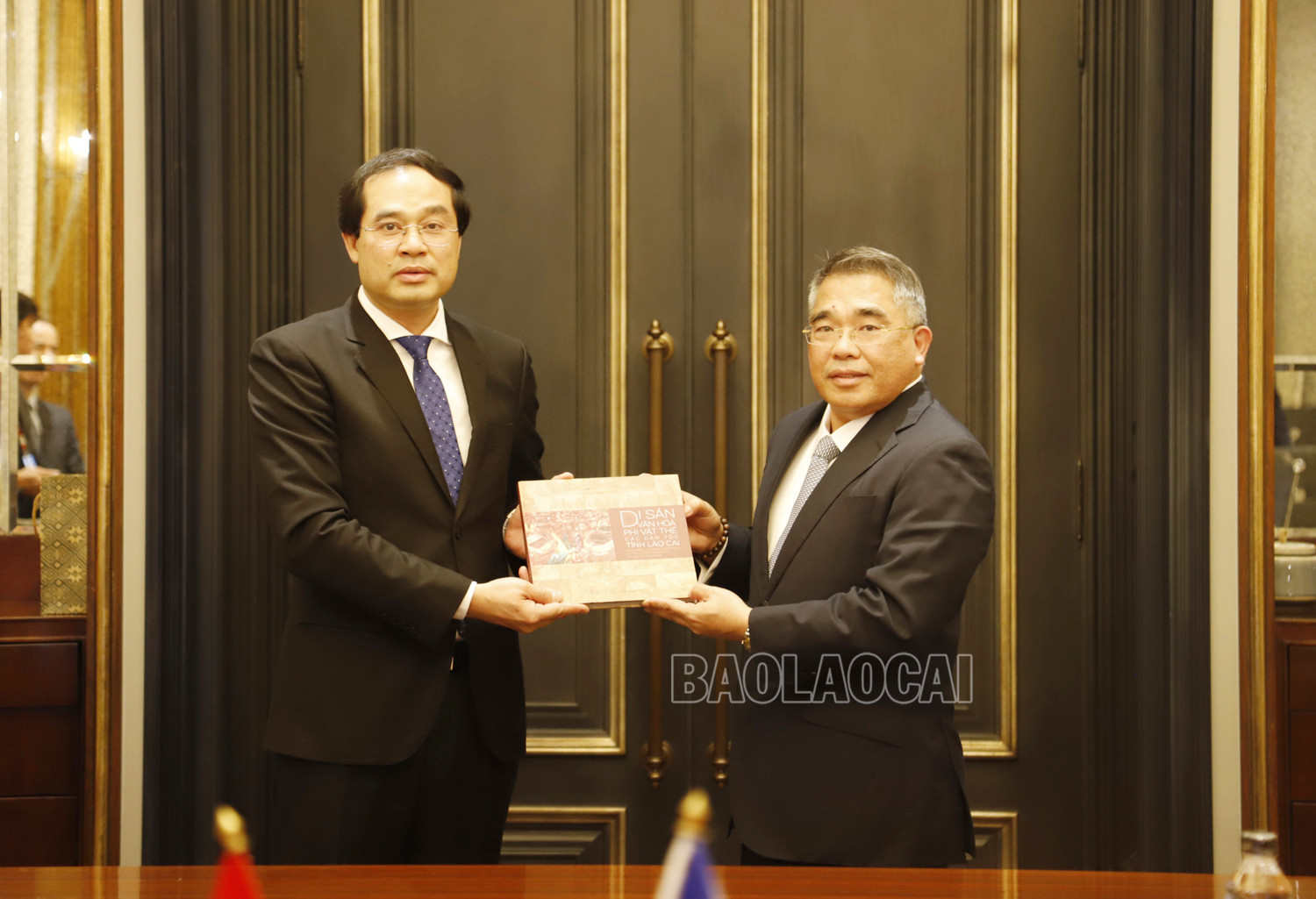 Chủ tịch UBND tỉnh Trịnh Xuân Trường tặng Đại sứ cuốn sách “Di sản văn hóa phi vật thể các dân tộc tỉnh Lào Cai”. Ngài Đại sứ Meynardo LB. Montealegre tặng quà lãnh đạo tỉnh Lào Cai.