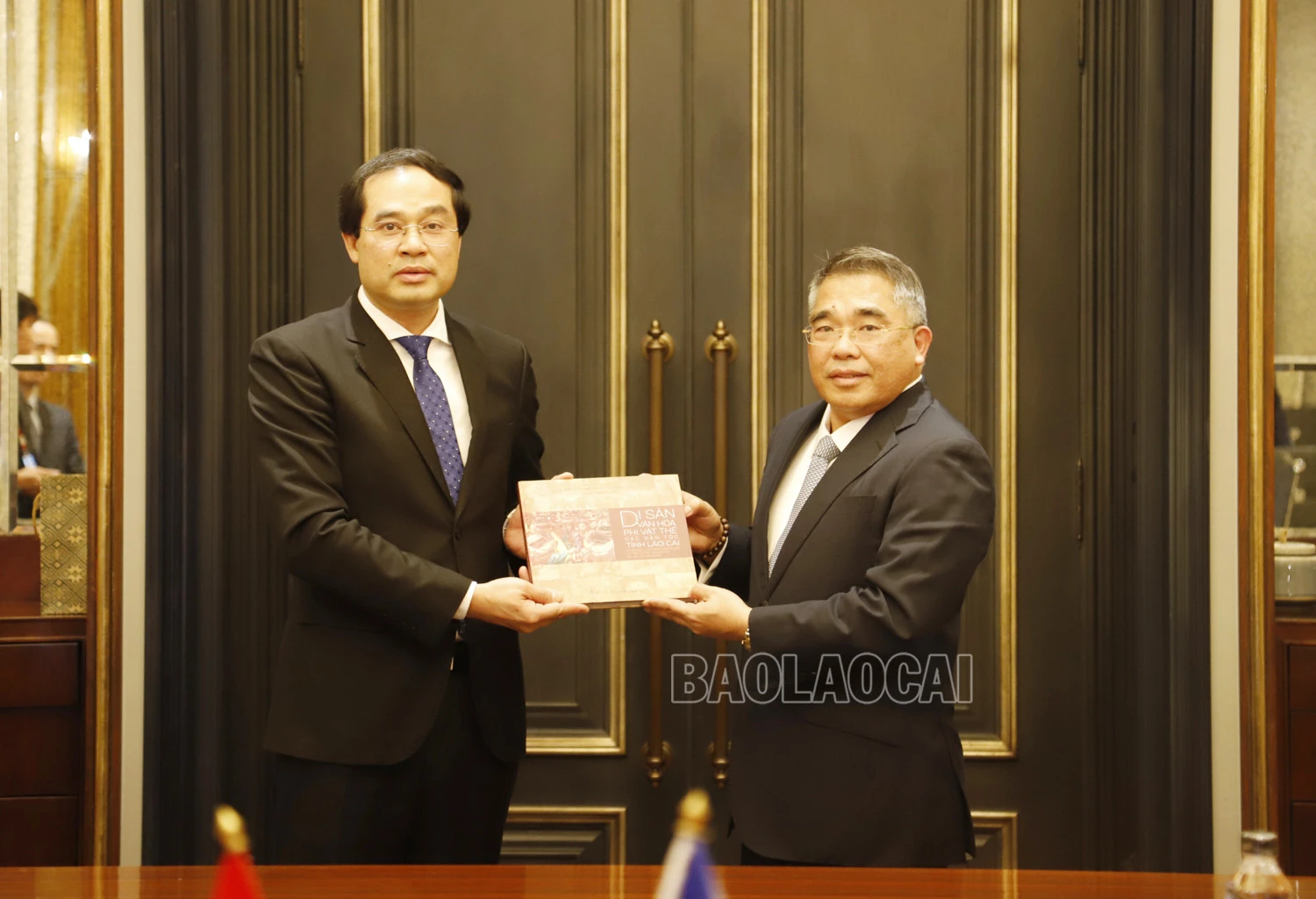 Chủ tịch UBND tỉnh Trịnh Xuân Trường tặng Đại sứ cuốn sách “Di sản văn hóa phi vật thể các dân tộc tỉnh Lào Cai”. Ngài Đại sứ Meynardo LB. Montealegre tặng quà lãnh đạo tỉnh Lào Cai.