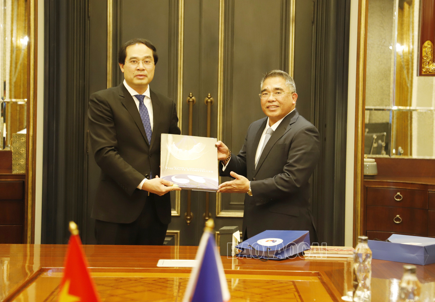 Chủ tịch UBND tỉnh Trịnh Xuân Trường tặng Đại sứ cuốn sách “Di sản văn hóa phi vật thể các dân tộc tỉnh Lào Cai”. Ngài Đại sứ Meynardo LB. Montealegre tặng quà lãnh đạo tỉnh Lào Cai.