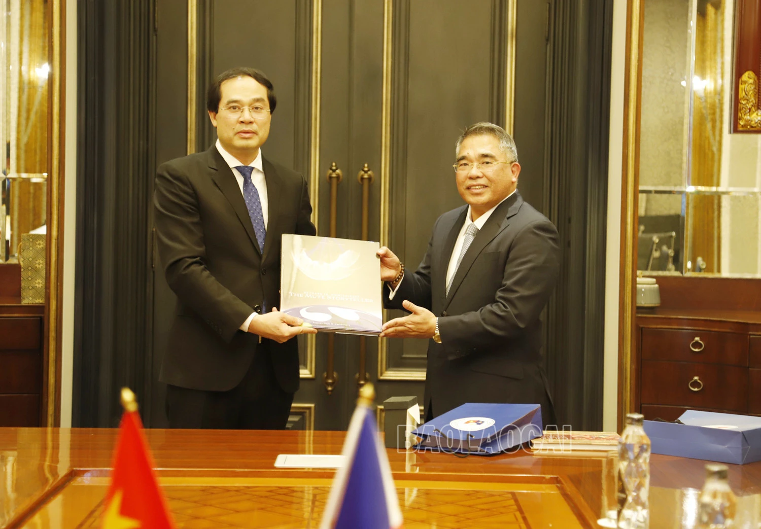 Chủ tịch UBND tỉnh Trịnh Xuân Trường tặng Đại sứ cuốn sách “Di sản văn hóa phi vật thể các dân tộc tỉnh Lào Cai”. Ngài Đại sứ Meynardo LB. Montealegre tặng quà lãnh đạo tỉnh Lào Cai.