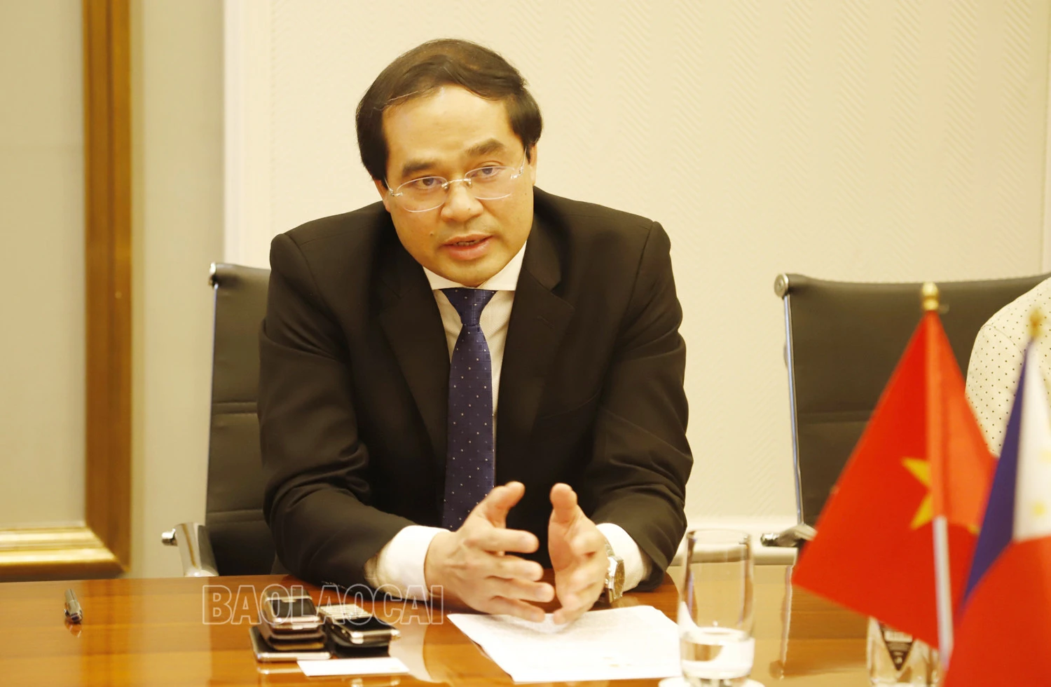 Chủ tịch UBND tỉnh Trịnh Xuân Trường thông tin về tình hình kinh tế - xã hội và thu hút đầu tư của tỉnh Lào Cai.