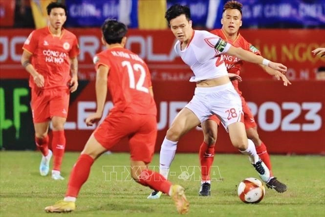 Viettel của Hoàng Đức (áo trắng) vẫn là một trong những ứng viên sáng giá cho chức vô địch mùa này, còn tân binh CAHN (trái) rất đáng chú ý với hàng loạt ngôi sao.