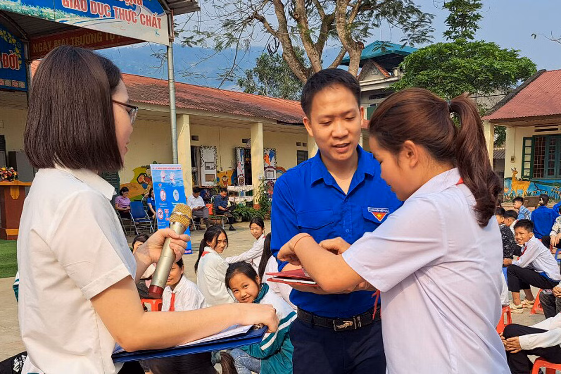 Bốc thăm trả lời câu hỏi.