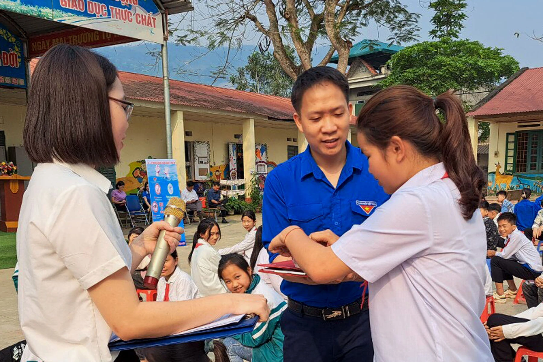 Bốc thăm trả lời câu hỏi.
