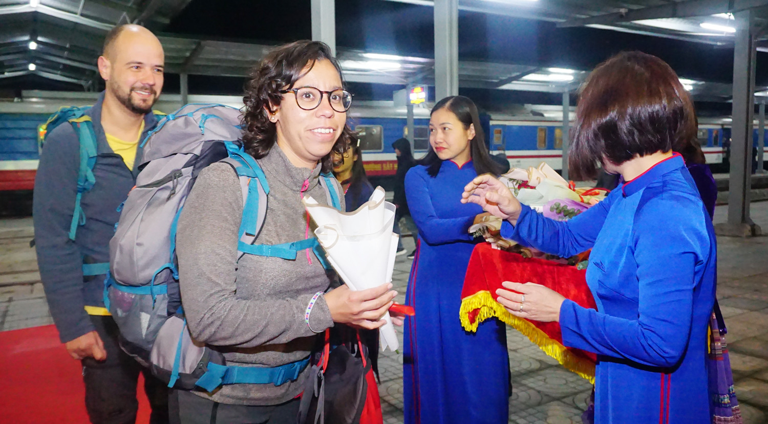 Chào đón đoàn khách du lịch đầu tiên "xông đất" Lào Cai trong ngày đầu năm mới 2023 ảnh 4