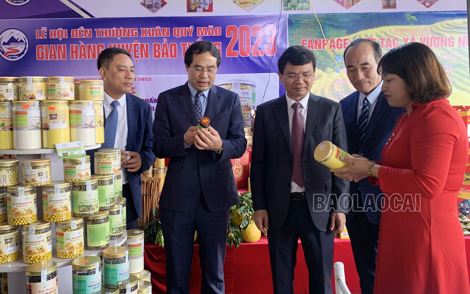 Các đồng chí lãnh đạo tỉnh tham quan gian hàng trưng bày sản phẩm OCOP đặc trưng của các địa phương ảnh 4