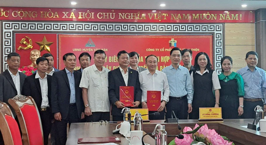 Ký kết biên bản hợp tác.