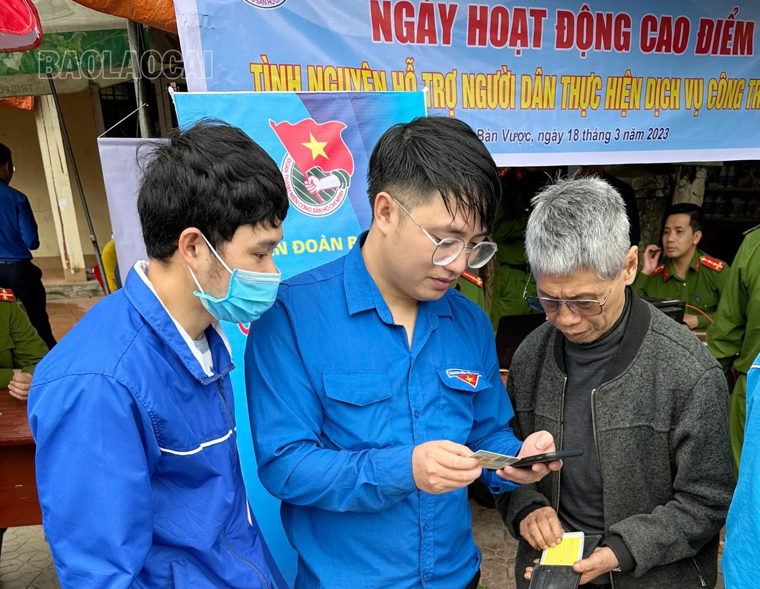 Hướng dẫn người dân trải nghiệm dịch vụ công trực tuyến trên điện thoại thông minh. Hỗ trợ người dân chuẩn hóa thông tin cho các thuê bao mạng di động.