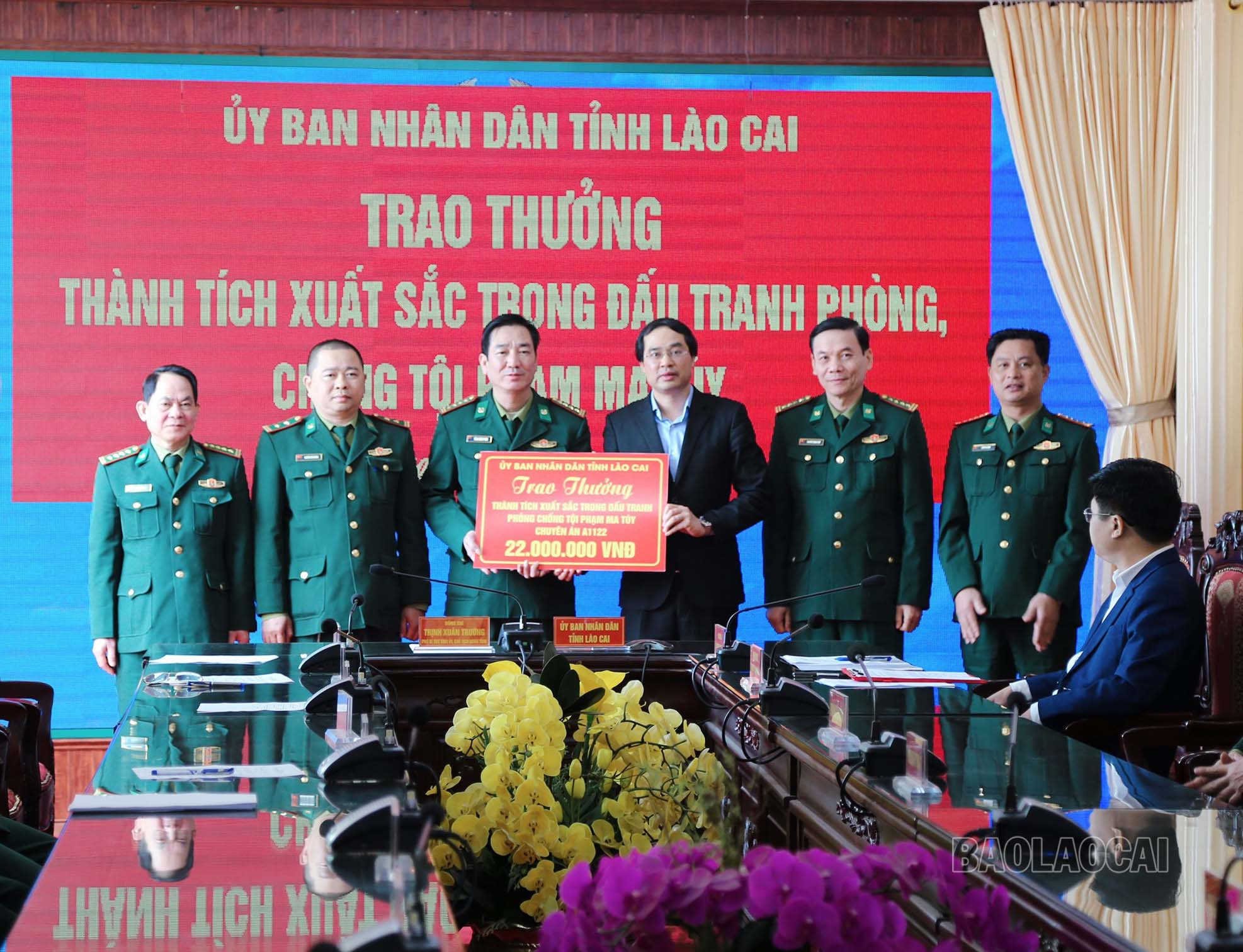 Chủ tịch UBND tỉnh Lào Cai Trịnh Xuân Trường khen thưởng lực lượng đánh án thuộc Bộ Chỉ huy Bộ đội Biên phòng tỉnh Lào Cai trong chuyên án A1122. Chủ tịch UBND tỉnh Lào Cai Trịnh Xuân Trường khen thưởng lực lượng đánh án thuộc Bộ Chỉ huy Bộ đội Biên phòng tỉnh Lào Cai trong chuyên án A1122.