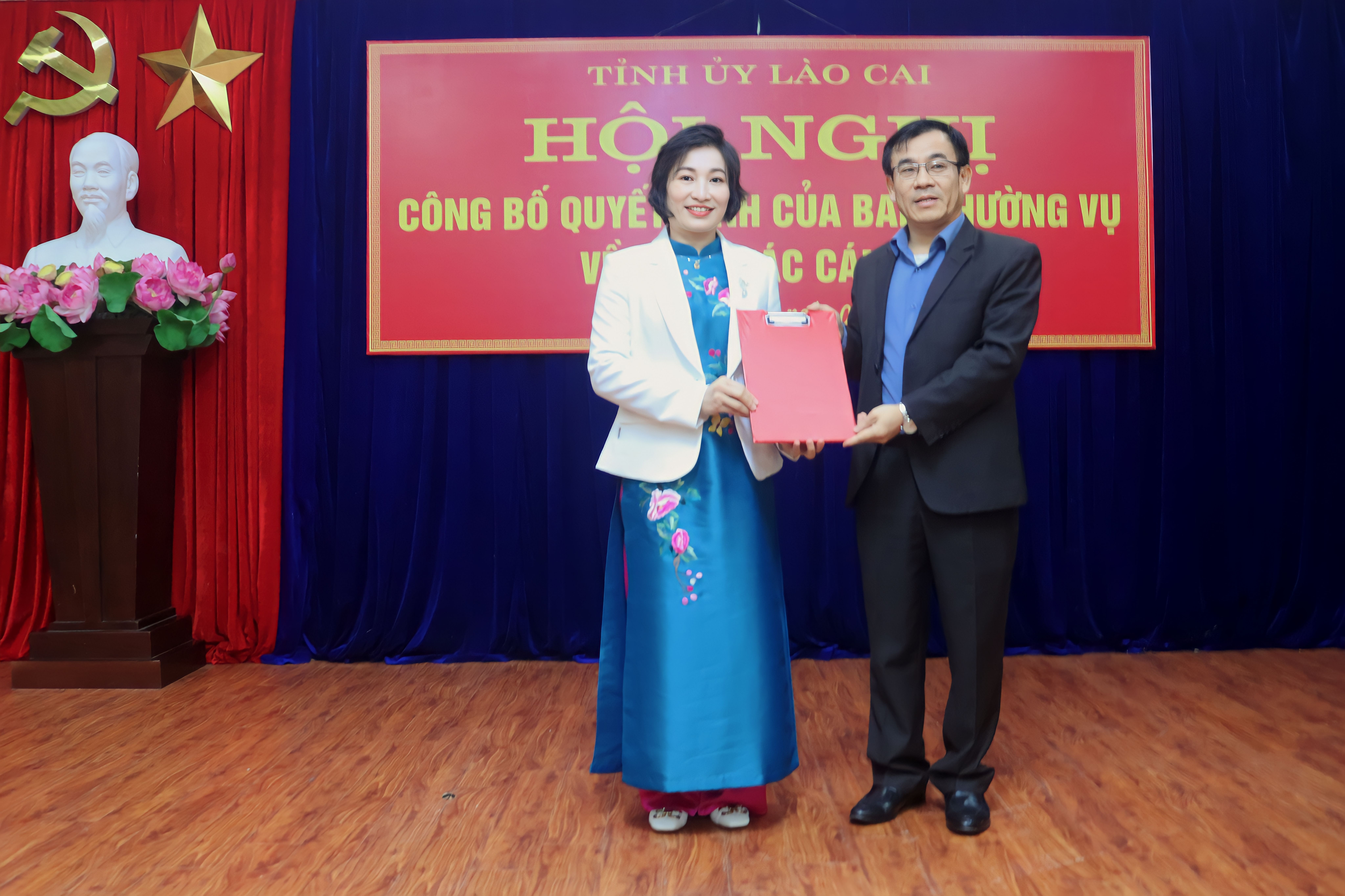 Đồng chí Phạm Toàn Thắng, Ủy viên Ban Thường vụ, Trưởng Ban Tổ chức Tỉnh ủy trao quyết định điều động, chỉ định.