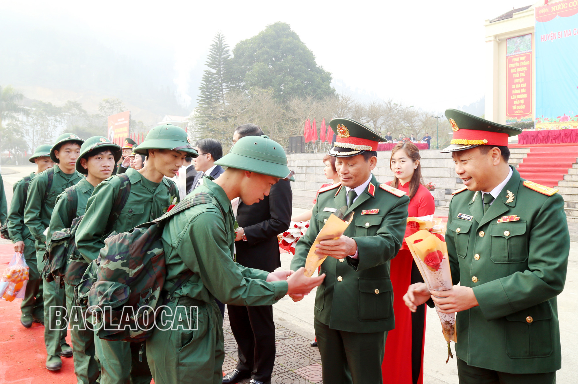 Chủ tịch UBND tỉnh Trịnh Xuân Trường tặng hoa, động viên các tân binh. Thiếu tướng Trần Ngọc Tuấn, Phó Chính ủy Quân khu 2 tặng hoa, động viên các tân binh.