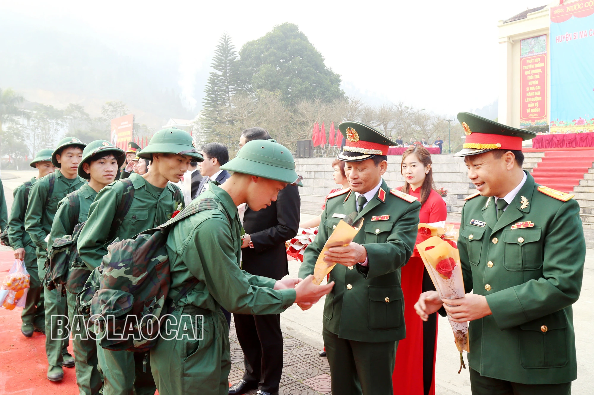 Chủ tịch UBND tỉnh Trịnh Xuân Trường tặng hoa, động viên các tân binh. Thiếu tướng Trần Ngọc Tuấn, Phó Chính ủy Quân khu 2 tặng hoa, động viên các tân binh.