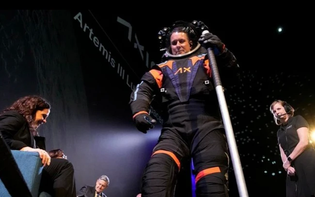 NASA ra mắt bộ đồ phi hành gia thực hiện sứ mệnh mặt trăng Artemis III ảnh 1