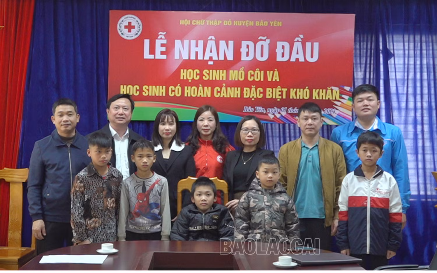 Các đơn vị, cá nhân tiếp nhận 5 trẻ mồ côi, trẻ có hoàn cảnh khó khăn.