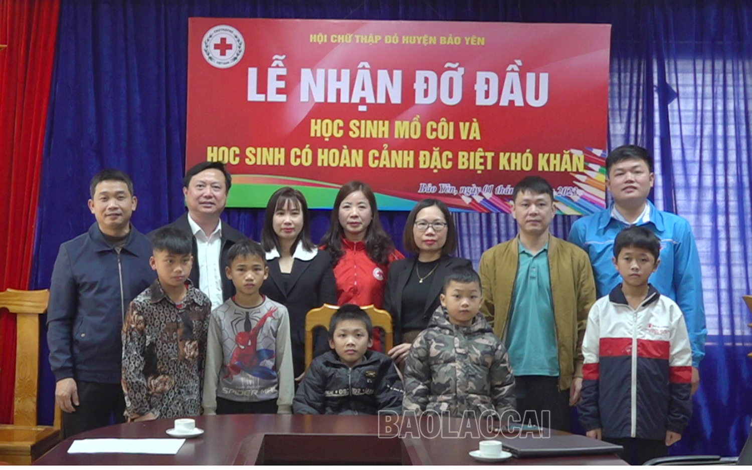 Các đơn vị, cá nhân tiếp nhận 5 trẻ mồ côi, trẻ có hoàn cảnh khó khăn.