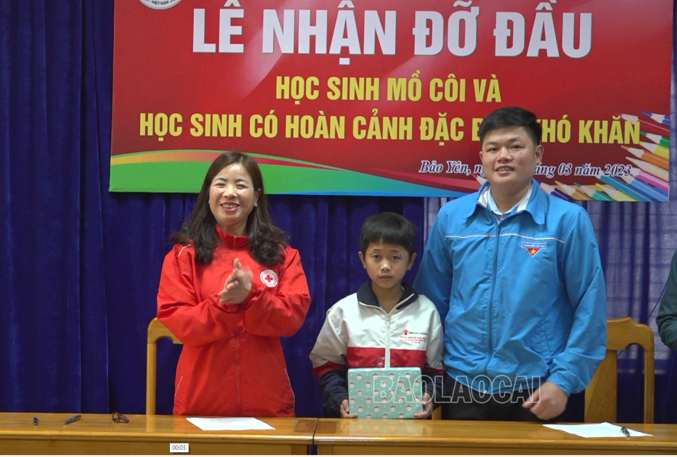 Trao quà cho trẻ em khó khăn.