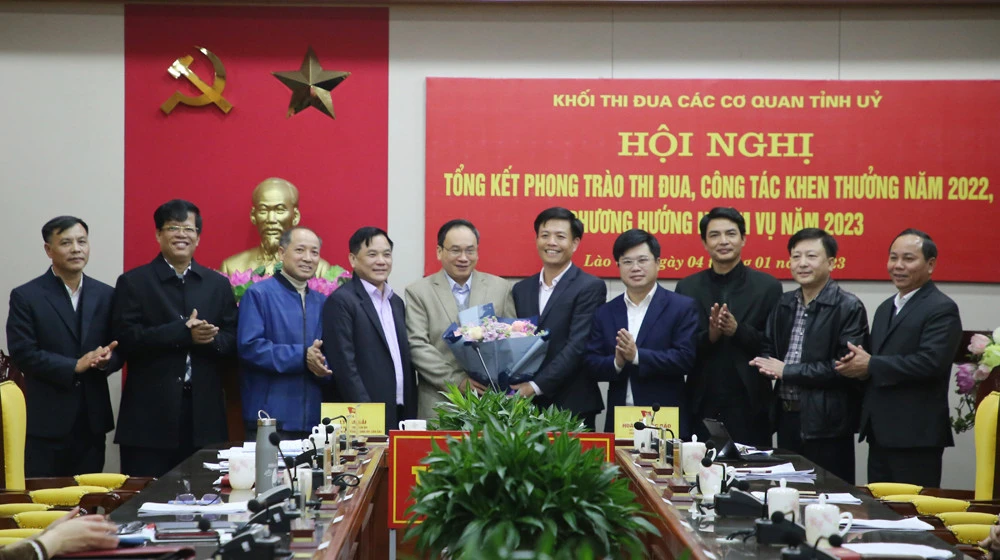 Tặng hoa chúc mừng Ban Nội chính Tỉnh ủy, Trưởng Khối thi đua Các cơ quan Tỉnh ủy năm 2023.